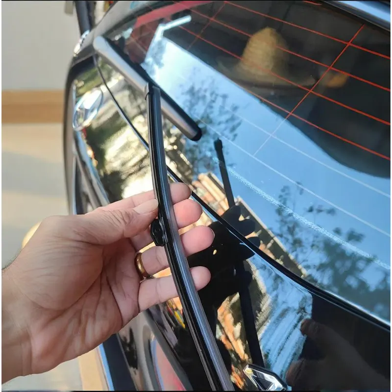 リアワイパーブレードの取り付け方法 - 車の所有者とメカニックのためのヒント