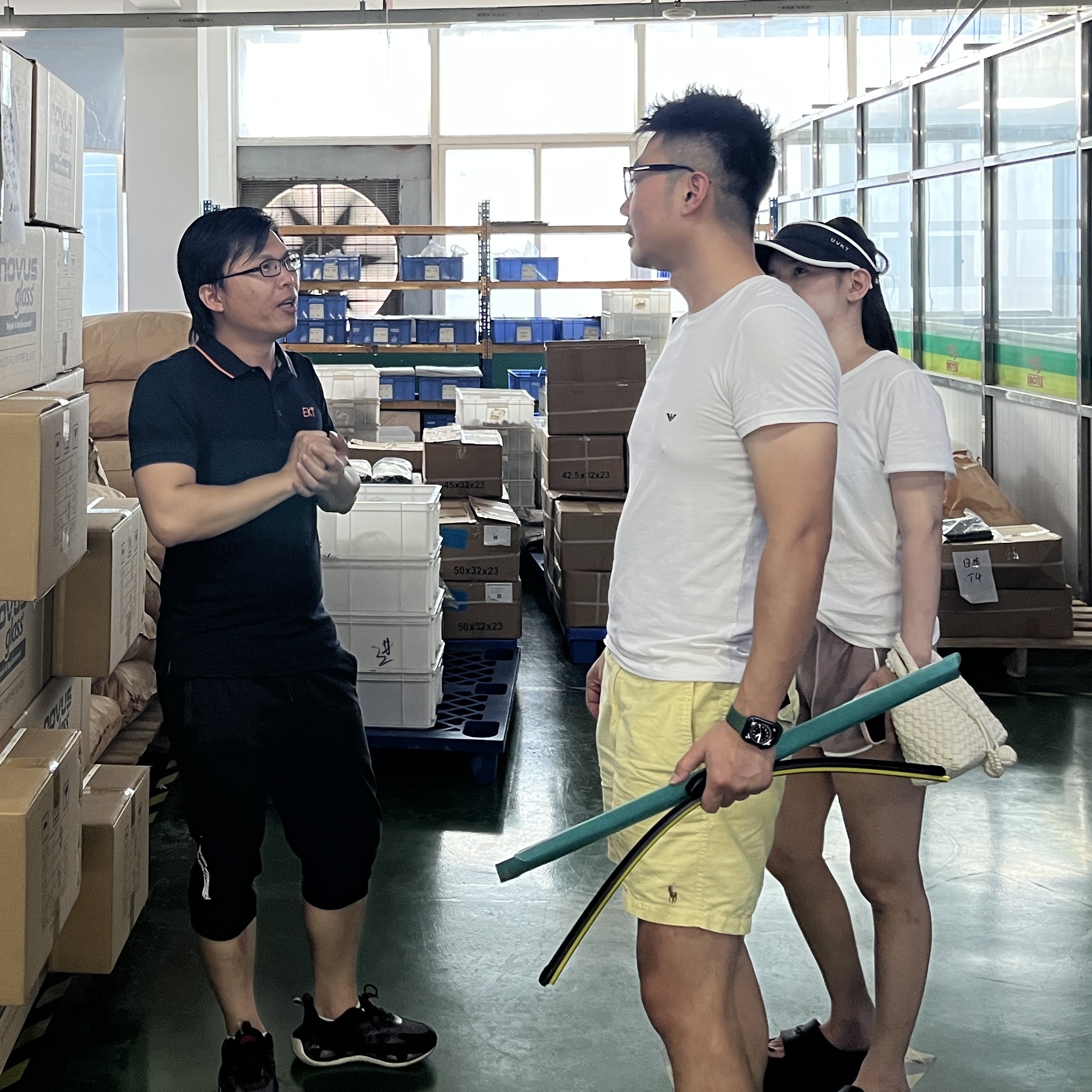 オーストラリアの顧客が1か月以内にYujin Wiper Blades Factoryを2回訪れたのはなぜですか？
